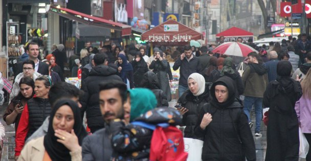 Sağanak yağışa rağmen bayram alışverişi yapmaya devam ettiler