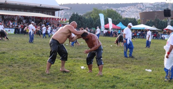 Sekapark Yağlı Güreşlerinde Son 16 Turu Başpehlivanları Belli Oldu