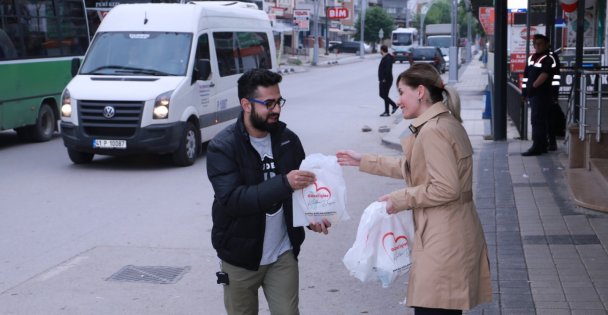 Servis Bekleyen Vatandaşlara İç Isıtan İkram