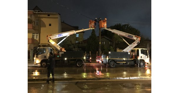 Seyir Halinde Dorsesi Açılan Kamyon Elektrik Tellerini Devirdi (VİDEOLU HABER)