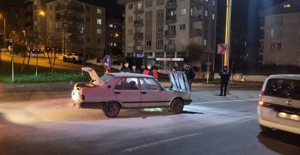 Seyir halindeki aracın motor kısmında yangın çıktı (videolu haber)