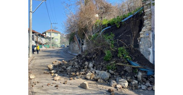 Sit alanında istinat duvarı çöktü: 2 katlı bina tahliye edildi