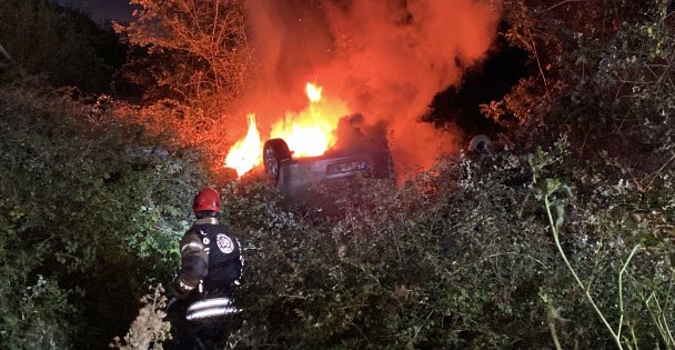 Takla atan otomobil alev alev yandı, pencereden çıkarak kurtuldular