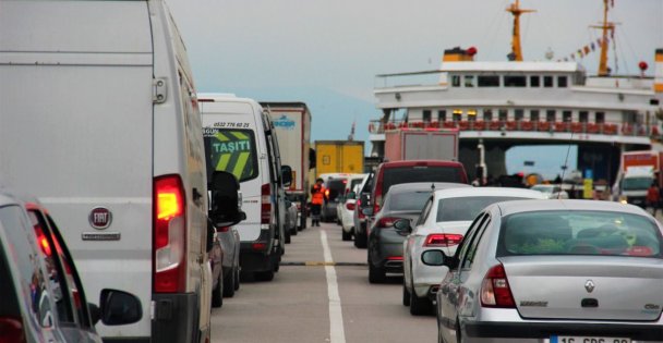 Tatilciler dönüş yolunda feribotlarda yoğunluk oluşturdu