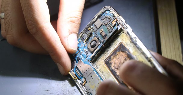 Telefon bomba gibi patlamıştı, teknik servis vatandaşı böyle uyardı