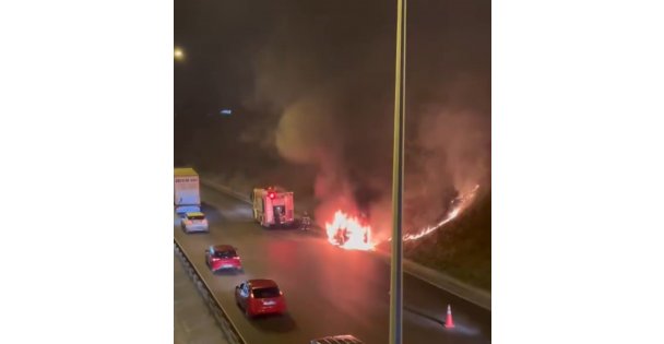 TEM Otoyolu'nda Seyir Halindeki Araç Alev Topuna Döndü