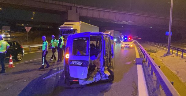 TEM'de kamyonet ile ticari araç çarpıştı: 7 yaralı