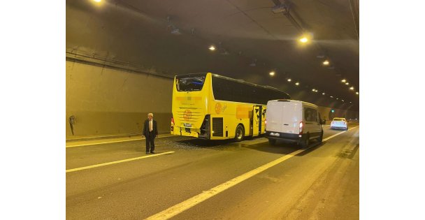 TEM'de Kaza: Tır, Yolcu Otobüsüne Çarptı