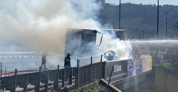 TEMde lastiği patlayan tır alevlere teslim oldu: Trafik kilitlendi