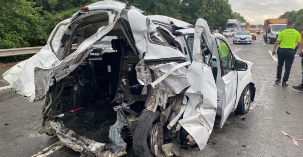 TEMde minibüs hafif ticari araca çarptı: 2 ölü, 4 yaralı