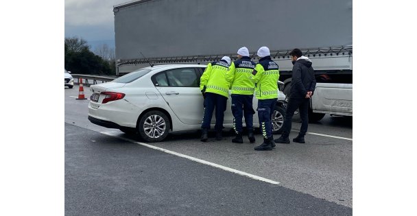 TEM'de otomobil tıra arkadan çarptı: Trafik aksadı