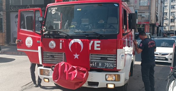 Temizlik Yapan 3 Genç Asansörde Mahsur Kaldı