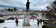 Büyükşehir, Atatürk Heykeli’nin temizliğini yaptı