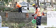 Mezarlıklarda bakım ve onarımı yapılıyor