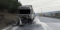 Otoyolda alev alan tırdan geriye demir yığını kaldı