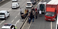 Tankerin sıkıştırdığı elektrikli bisiklet bariyere çarptı: Sürücü ağır yaralı