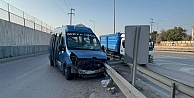 Bariyerlere çarpan minibüsteki 3 kişi yaralandı