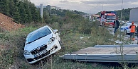 Su kanalına devrilen otomobildeki çocuk yaralandı