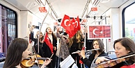 Tramvayda 19 Mayıs coşkusu