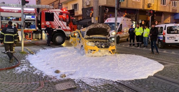 Ticari taksi ile tramvay çarpıştı: 3 yaralı