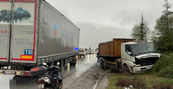 Tır ile çarpışan kamyonun sürücüsü yaralandı