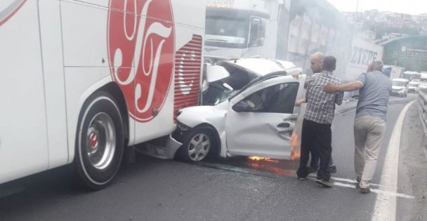 Tır ile otobüsün arasında kalan otomobilden sağ çıktı