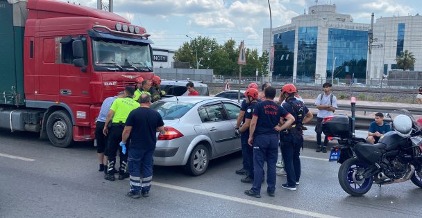 Tır ile otomobil çarpıştı, şans eseri yaralanan olmadı