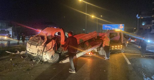 Tır, otomobil ile kamyonete çarptı: 4 yaralı