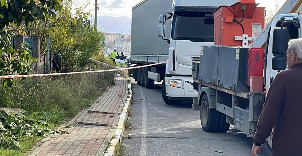 Tırın çarptığı elektrik direği devrildi