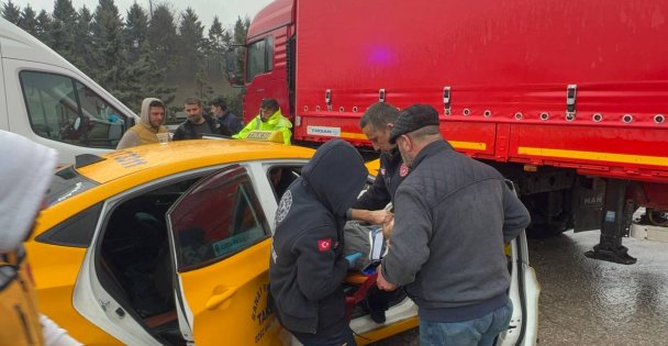 Tırla çarpışan taksinin sürücüsü yaralandı