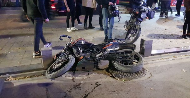 Trafik levhasına çarpan motosikletteki 2 kişi yaralandı