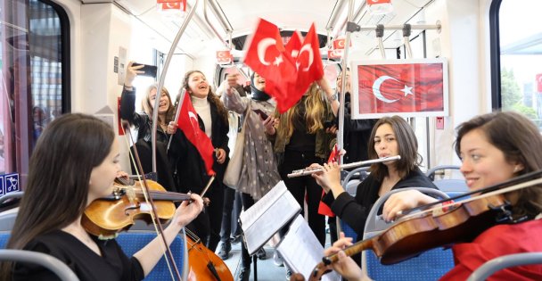 Tramvayda 19 Mayıs coşkusu