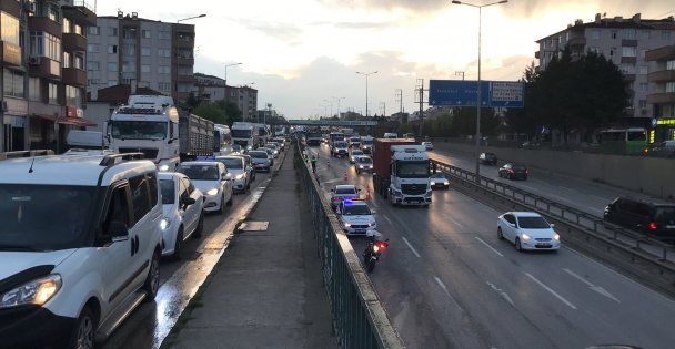 Tünel Girişinde Kaza Yapan Tır Makasladı, Trafik Felç Oldu