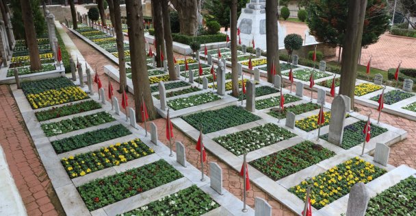 Türkiye'nin en bakımlı şehitliğinde çiçekler açtı