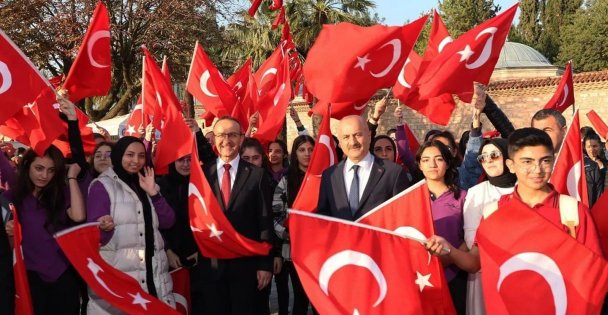 Vali Yavuz ve Başkan Büyükgöz'den  Gebzelilere Binlerce Türk Bayrağı