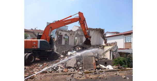 Vatandaşın Güvenliği İçin Metruk Binalar Yıkılıyor