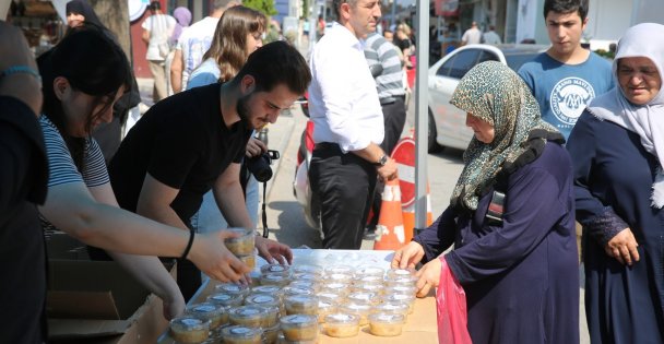 Vatandaşlara 41 bin kap aşure dağıtıldı