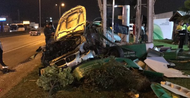 (ViDEOLU) Akaryakıt Istasyonunun Fiyat Tabelasına Çarpan Otomobilin Sürücüsü Yaralandı