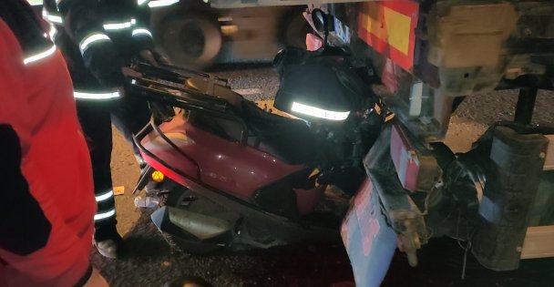 (VİDEOLU)  Motosiklet Tıra Ok Gibi Saplandı: Motokurye Hayatını Kaybetti