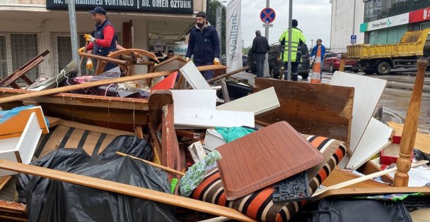 (VİDEOLU)Ölen Babalarının Eşyalarını Balkondan Attılar