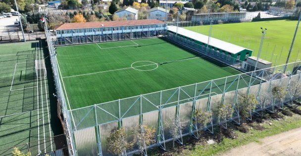 Vinsan'da yeni futbol sahası gün sayıyor