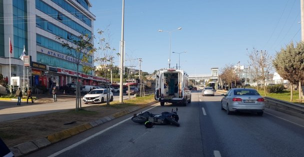 Yaralı sürücüye ilk müdahale Büyükşehir Zabıtasından