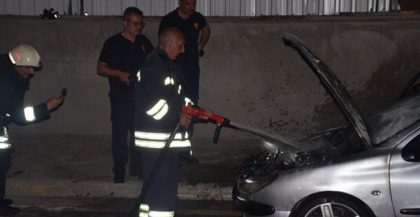 Yeni aldığı otomobili seyir halindeyken yandı