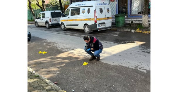 Yolda yürürken dehşeti yaşadı: Otomobilden ateş açıldı (VİDEOLU HABER)