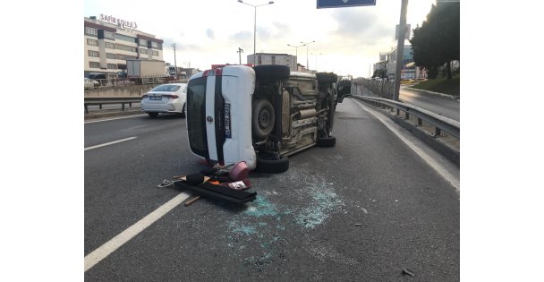 Yön Tabelasına Çarparak Devrilen Hafif Ticari Aracın Sürücüsü Yaralandı