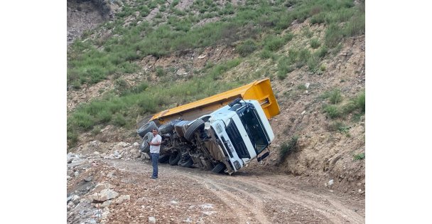 Yükü Ağır Gelen Kamyon Yan Yattı: Sürücü Ölümden Döndü